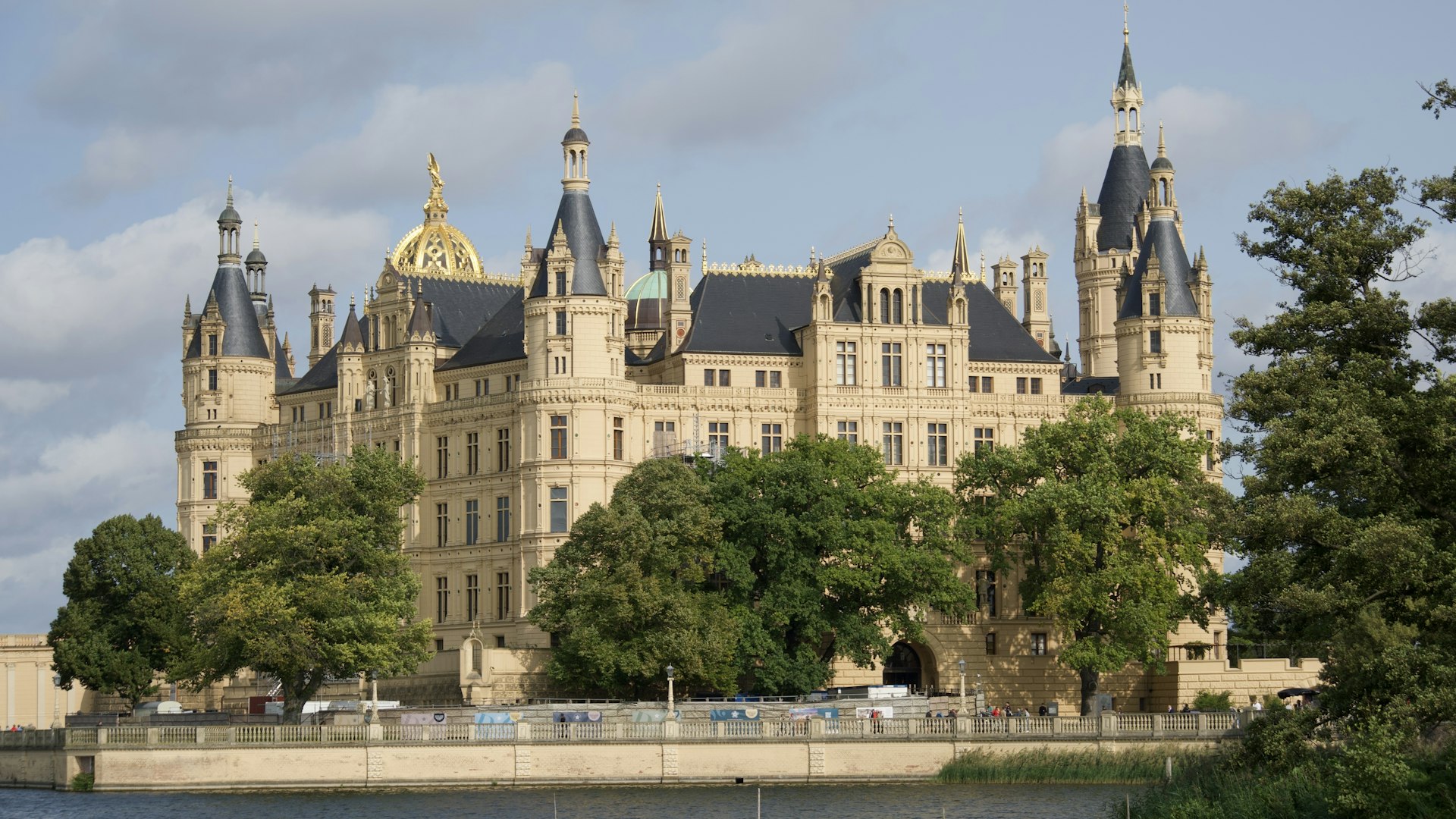 DGUV V3 Prüfung in Mecklenburg-Vorpommern – Schweriner Schloss
